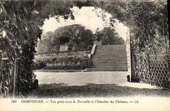 POSTAL Compiegne de la VENDIMIA visto de debajo el cenador y la escalera del castillo