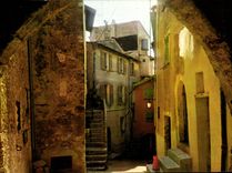 POSTAL MODERNA localiza pintoresco de la calle de la aldea de Roouebrune del castillo feudal