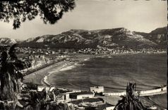 CPM Marseille La Promenade De La Plage Au fond Le massif de Marseilleveyre