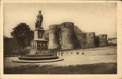CPA Angers Le Chateau et Statue du Roi Rene
