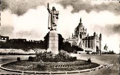 CPM Lisieux statue de Sainte Therese et la Basilique
