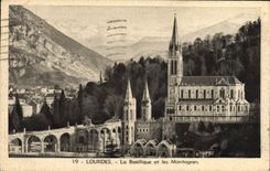CPA Lourdes La Basilique et les Montagnes