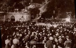 VINTAGE POSTCARD Heavy the cave during the mass
