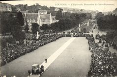 VINTAGE POSTCARD Heavy the Esplanade Procession of Blessed Sacrament