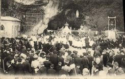 CPA Lourdes La grotte avant le depart de la procession