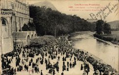 CPA Lourdes La foule des pelerins se rendant a la grotte miraculeuse