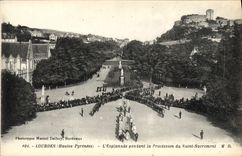 CPA Lourdes L'esplanade pendant la procession du Saint Sacrement