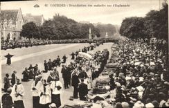 CPA Lourdes Benediction des Malades Sur l'Esplanade