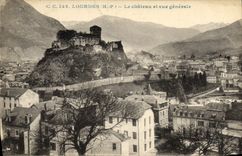 CPA Lourdes Le Chateau et vue Generale