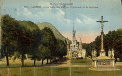 CPA Lourdes La Croix Des Bretons L'Esplanade et la Basilique