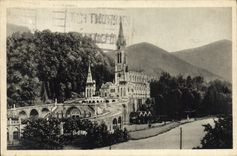 CPA Lourdes La Basilique Et Les Piscines