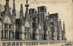 Ataque frontal de D Amboise del castillo de la POSTAL de la VENDIMIA en las ventanas del ático de Loire
