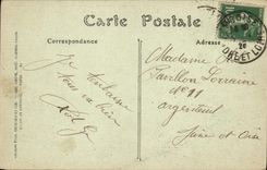 Ataque frontal de D Amboise del castillo de la POSTAL de la VENDIMIA en las ventanas del ático de Loire