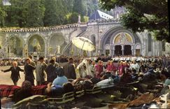 CPA Lourdes Benediction Des Malades Sur l'Esplanade