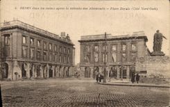 CPA Reims dans les ruines apres la retraite des allemands Place Royale Militaria 