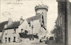 CPA Vichy La vieille tour Enfants dans uen charette 
