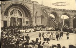 CPA Les Pyrenees Lourdes La Procession du Saint Sacrement
