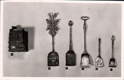 VINTAGE POSTCARD Museum Of Arts And Popular Traditions Palate De Chaillot Paris Heats ground vernisee hands