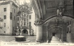CPA Pierrefonds Le Chateau Vue Interieure de la Colonnade de la cour d'honneur