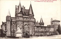 CPA Vitre Chateau des Ducs de la Tremoille Le chatelet et la tour des archives