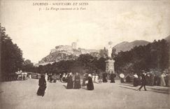 CPA Lourdes Souvenirs et Sites La Vierge courennee et le Fort