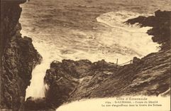 CPA St Lunaire Pointe du Decolle La Mer s'engouffrant dans la Grotte des Sirenes