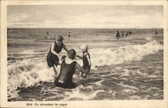 CPA En attendant la vague Folklore Femmes Maillot de bain 