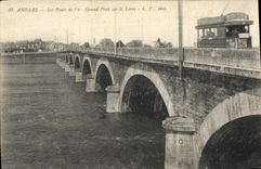 La POSTAL de la VENDIMIA encoleriza los puentes de este puente grande en la tranvía de Loire