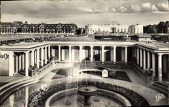 CPM Deauville Plage Fleurie Le Casino le Normandy Hotel et l'etablissement des Bains 