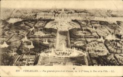 CPA Versailles Vue Generale Prise a vol d'oiseau sur le Chateau Le Parc et la Ville