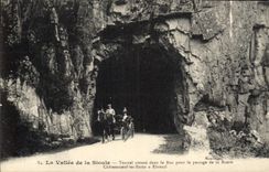 CPA La Vallee de la Sioule Tunnel Creuse dans le Roc Pour le passage de la route Chateauneuf les bains a Ebreuil