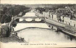 Panorama de Laval de la POSTAL de la VENDIMIA de la ciudad en la parte inferior el viaducto