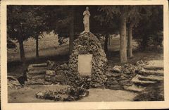 VINTAGE POSTCARD the Fountain Of Pucelie