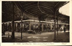 CPA Vichy Sur le Vieux Parc Galerie couverte et pergolas des sources