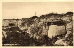 VINTAGE POSTCARD Fort of Douaumont Posts Machine-guns against Militaria planes
