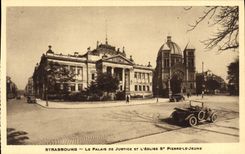 Cortes de ley de Estrasburgo de la POSTAL de la VENDIMIA y el St Pedro de la iglesia el coche joven