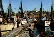 CPM Reflets de Provence Marseille Un Coin du Vieux Port et Notre Dame de la Garde Bateaux Marie Joseph