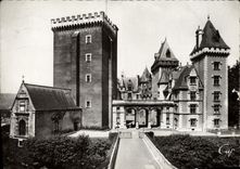 CPM Pau Le Chateau Donjon et facade Est