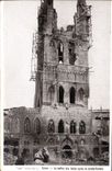 CPA Ypres Le beffroi des halles apres le Bombardement Militaria