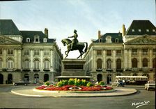 CPM Orleans Place Du Martroi Statue De Jeanne d'Arc Par Foyatier