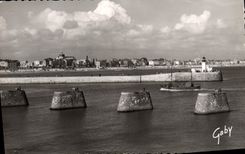 POSTAL MODERNA Sables d'Olonne entrado del puerto y del barco de la playa