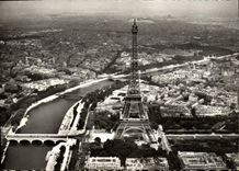 CPM Avion Au Dessus De Paris La Tour Eiffel