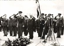 CPM Liberation De Paris Le general Eisenhower a la tombe du solda tinconnu Paris Arc de Triomphe Militaria 