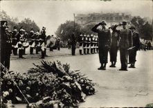 CPM Le General Bradley et le general Koenig devant la tombe du solda tinconnu Arc de Triomphe Paris 