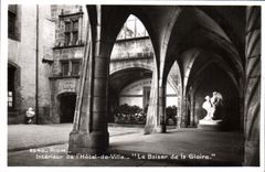 VINTAGE POSTCARD Interior Riom of L Town hall the Kiss of Glory