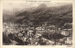 CPA L'Auvergne Le Mont Dore Vue Generale et le Capucin