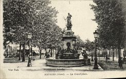 CPA Soissons La grand place 