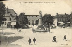 CPA Troyes Le Monument Des Enfants De l'Aube Et La Gare