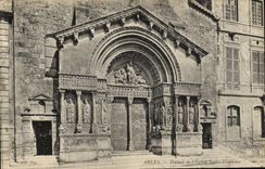 CPA Arles Portail De l'Eglise Saint Trophime