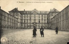 POSTAL Bourges interior de la VENDIMIA de los cuarteles de la infantería de Militaria del poli